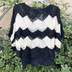 👚Color Swatch Black & Cream Crochet Style Cropped Top Size SM/M. NWT!